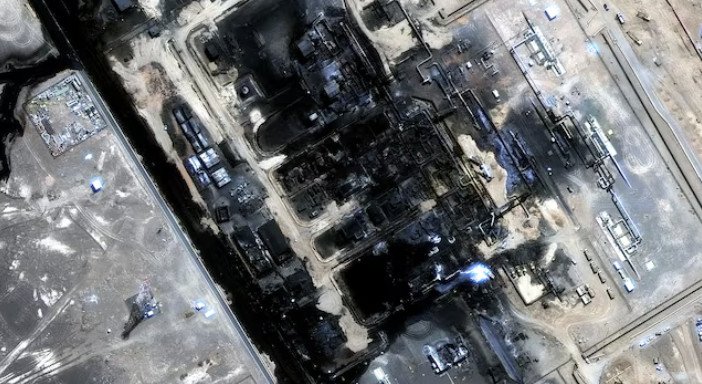 Спутниковый снимок повреждений на трубопроводе «Восток-Запад» в Саудовской Аравии,