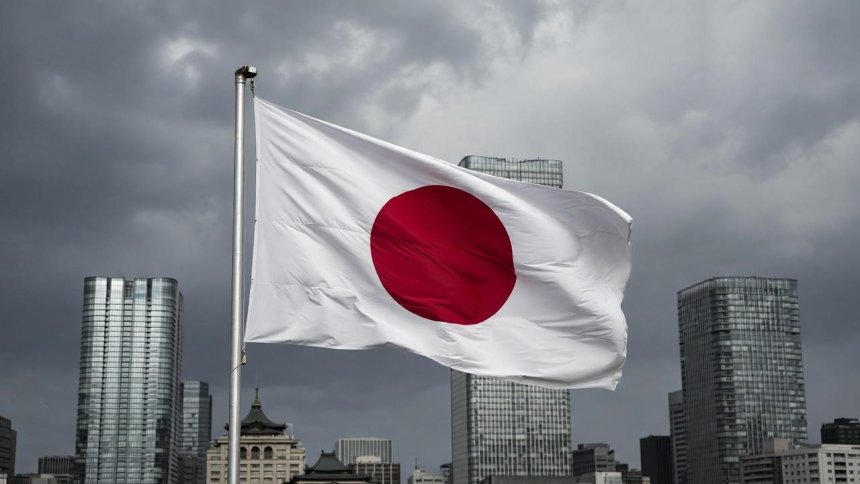 Флаг Японии на фоне небоскребов