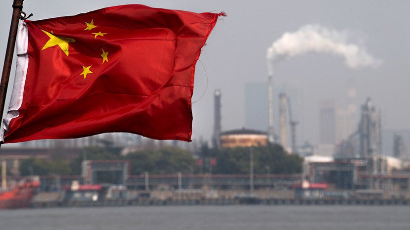 Китайский флаг на фоне нефтеперерабатывающего завода