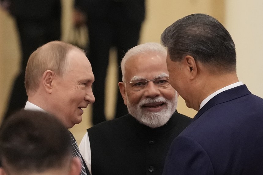 Китай. Тяньцзинь. Президент России Владимир Путин, председатель КНР Си Цзиньпин и премьер-министр Индии Нарендра Моди перед началом сессии саммита Шанхайской организации сотрудничества (ШОС).