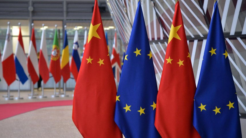 Флаги Китая и ЕС