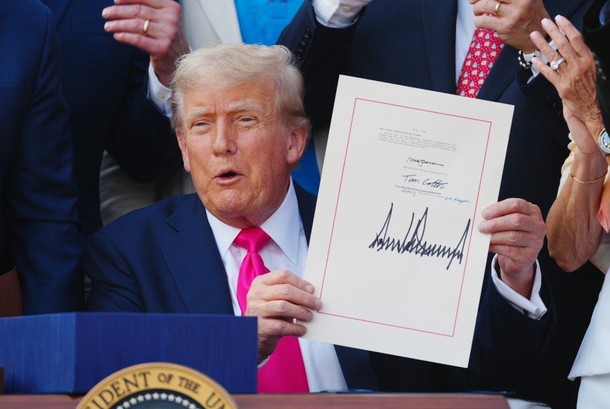 Дональд Трамп подписывает "Один Большой Прекрасный Законопроект"