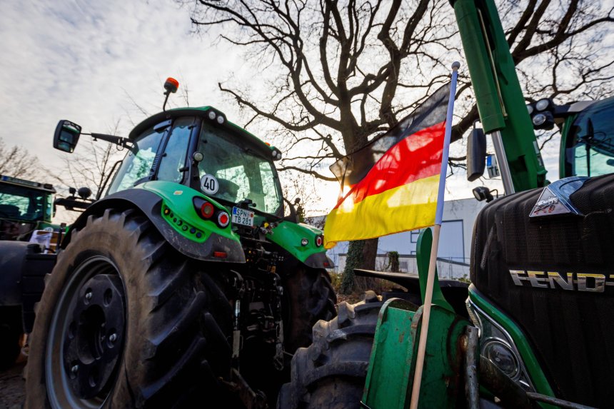 Bauernprotest in Cottbus DEU/Deutschland/Brandenburg/Cottbus, 11.01.2024, Bauernprotest am Rande der Eroeffnung des neue