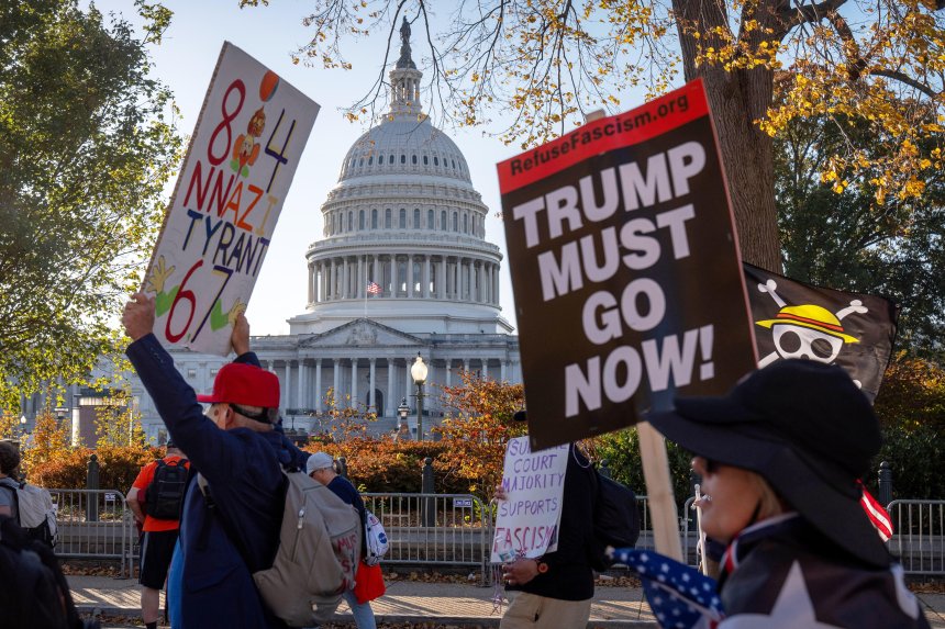 Акция против политики президента США Дональда Трампа возле Капитолия в Вашингтоне