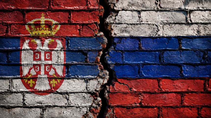 Кирпичная стена, раскрашенная в флаги Сербии и России