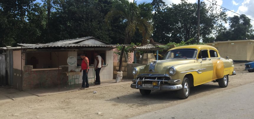 Желтый автомобиль "Победа", Куба