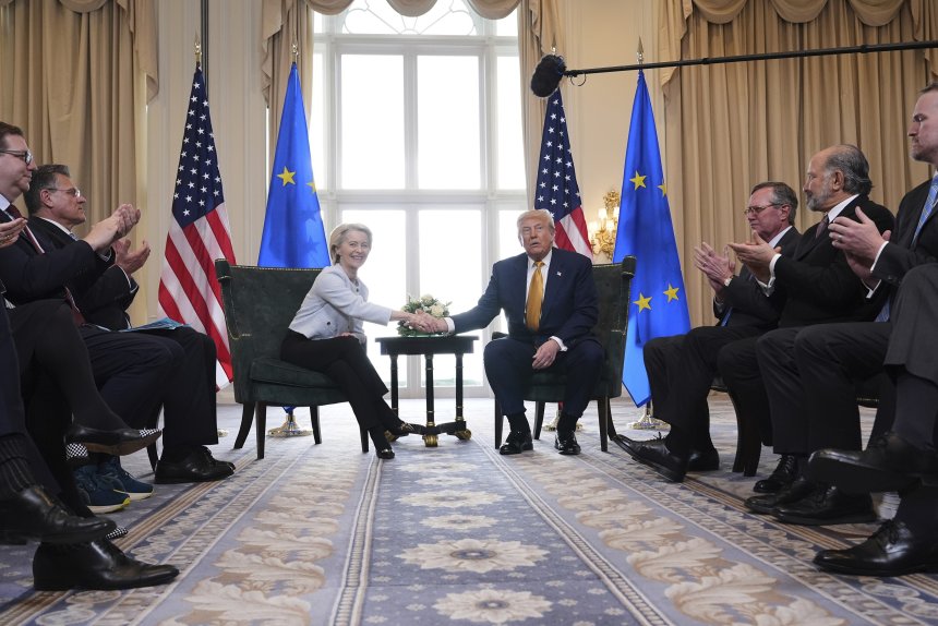 Председатель Еврокомиссии Урсула фон дер Ляйен и президент США Дональд Трамп во время встречи.