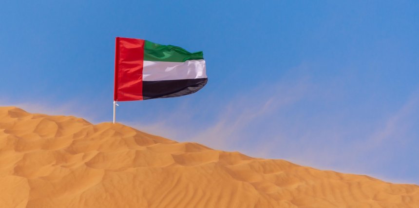 Флаг ОАЭ в пустыне