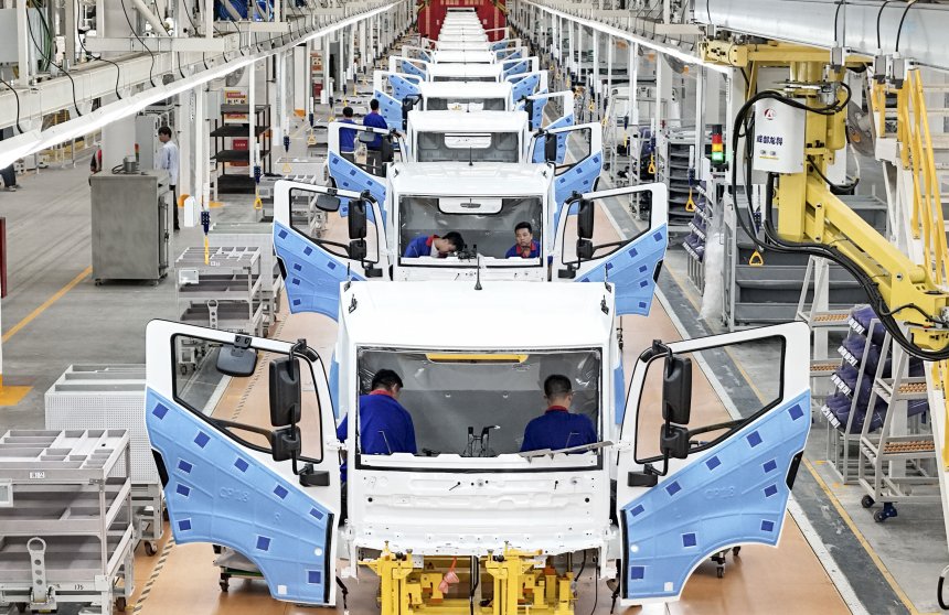 China: People work on the assembly line of electric trucks at the parking lot of a BYD commercial vehicles subsidiary in Huai'an