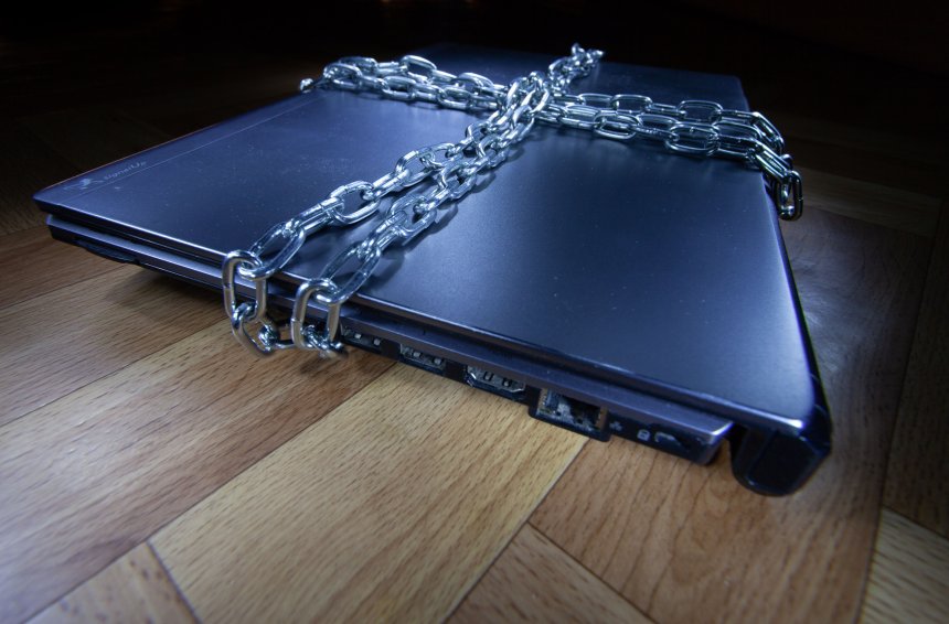 Интернет (иллюстрация). Ноутбук обвязанные стальной цепью.