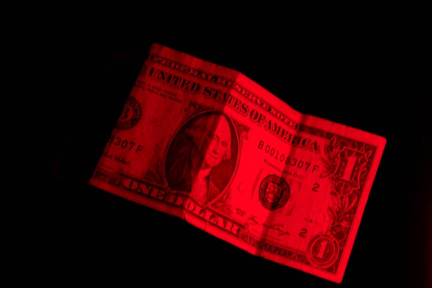 Доллар США в красном цвете