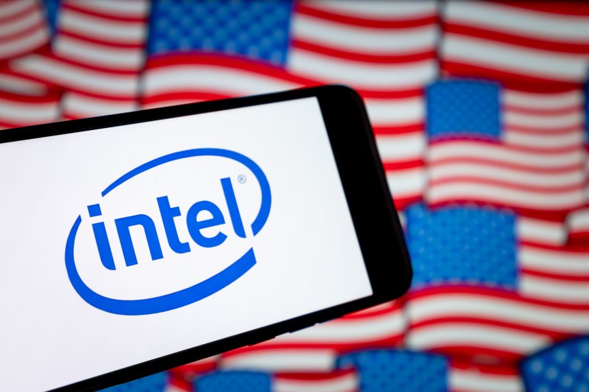 Логотип Intel на фоне американского флага (иллюстрация)