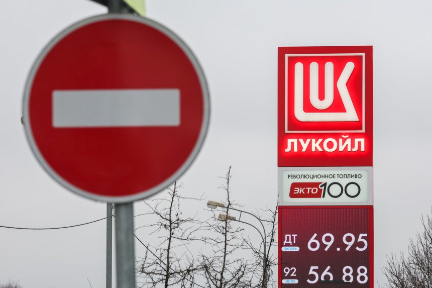 Логотип нефтяной компании "Лукойл" на одной из ее автозаправочных станций