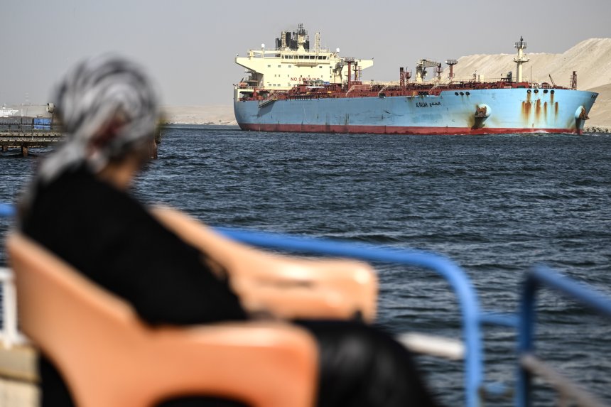 Движение судов через Суэцкий канал в направлении Красного моря. Автор: MOHAMED HOSSAM/EPA/ТАСС